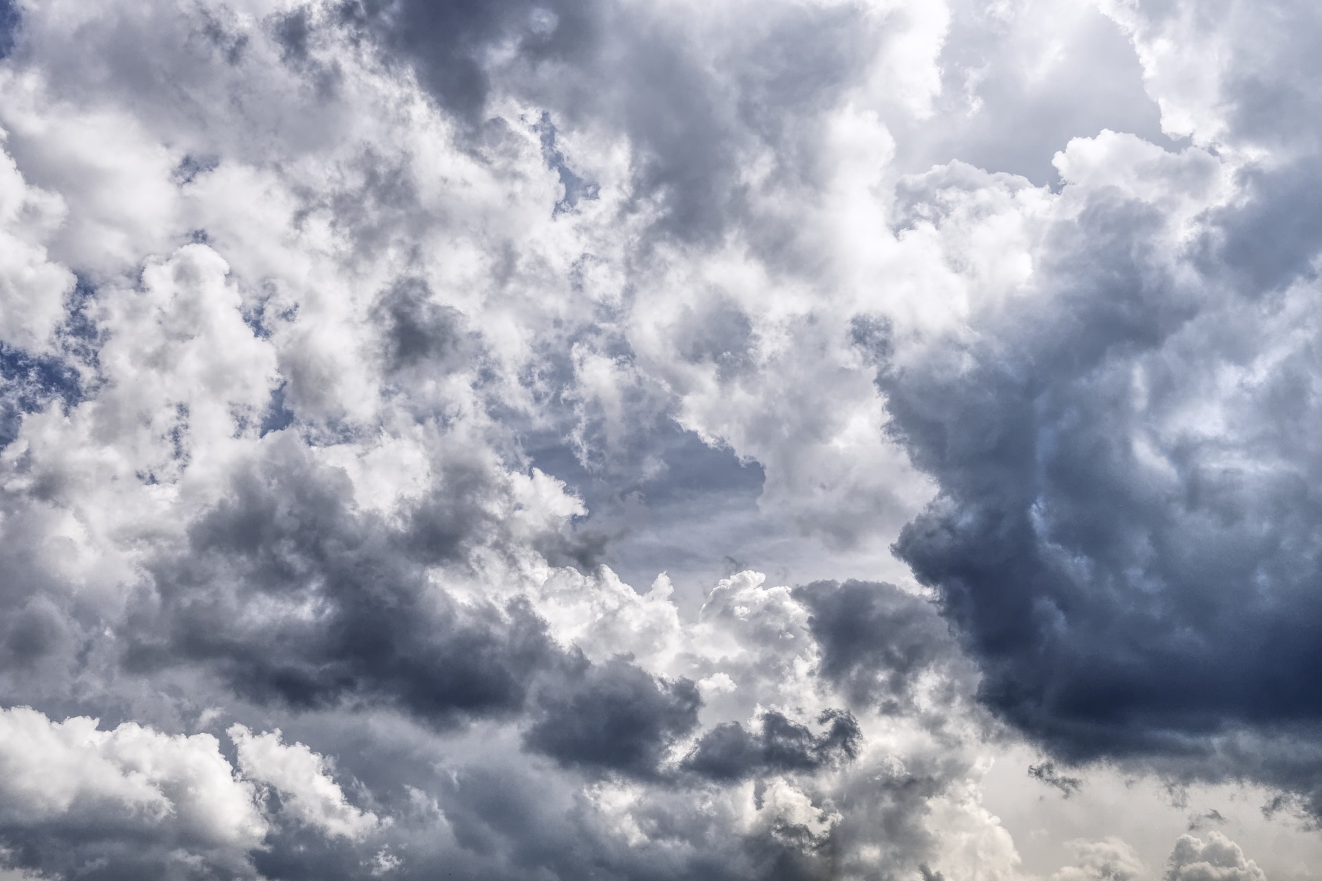 Dunkle Wolken am Himmel