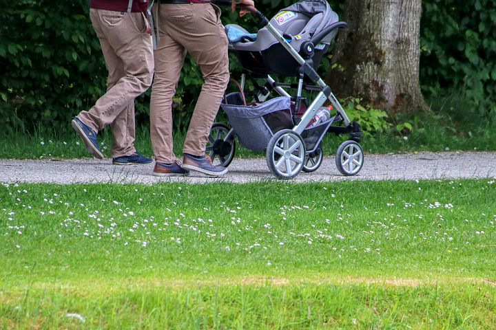 Bild von Eltern mit Kinderwagen pixabay