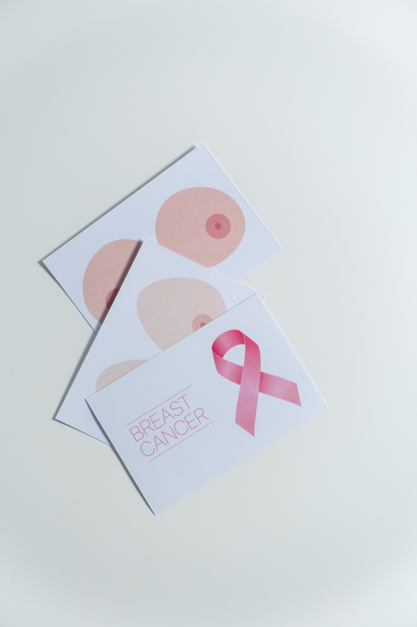 Karten mit Aufschrift "Breast Cancer" + rosa Schleife